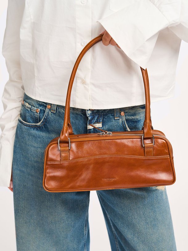 Ontdek de Nomi mini lederen schoudertas van Vagabond Shoemakers in de kleur bruin bij Orangebag. Op werkdagen voor 21:45 besteld, morgen in huis.