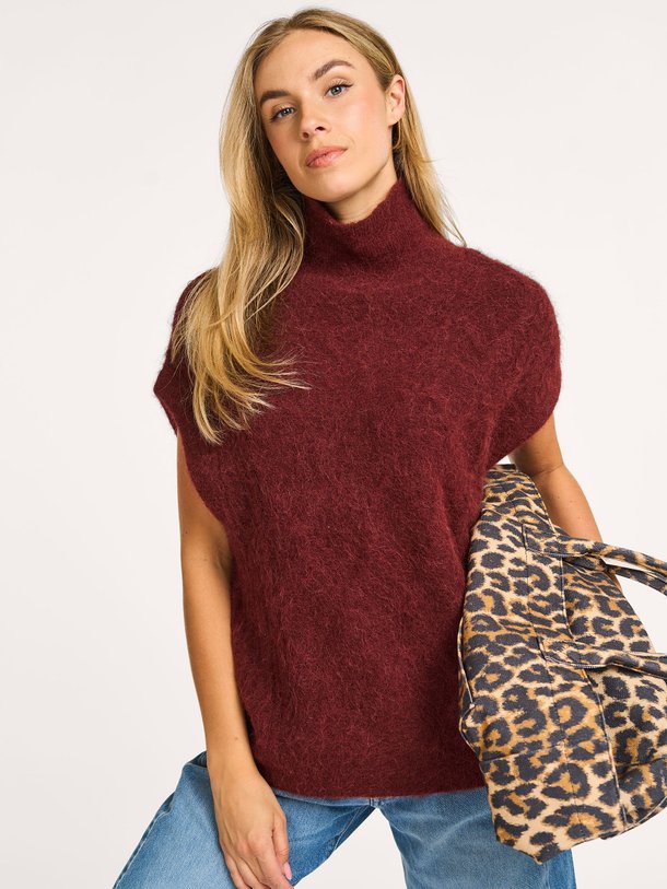 Ontdek de Darti alpacamix trui van Bellerose in de kleur bordeauxrood bij Orangebag. Op werkdagen voor 21:45 besteld, morgen in huis.