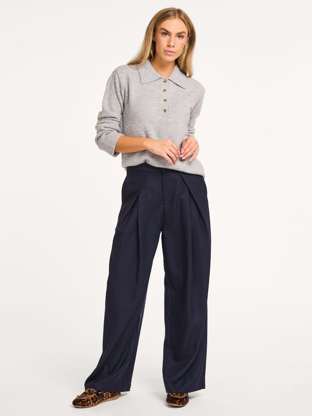 Ontdek de Zola rayonmix broek van Lollys Laundry in de kleur donkerblauw bij Orangebag. Op werkdagen voor 21:45 besteld, morgen in huis.