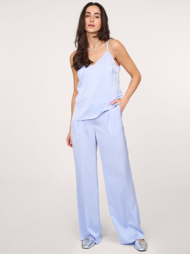 Ontdek de Jules geweven satijnlook wide leg broek van Dante 6 in de kleur lichtblauw bij Orangebag. Op werkdagen voor 21:45 besteld, morgen in huis.