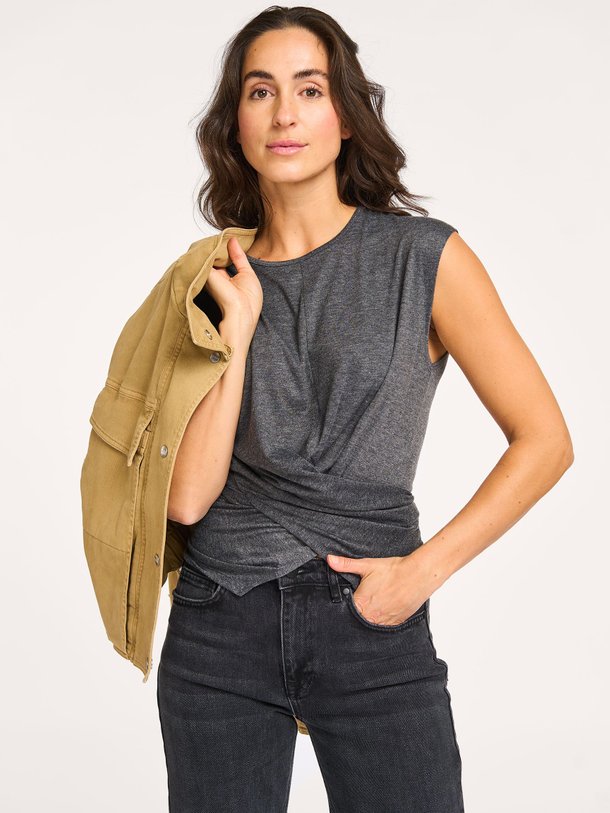 Ontdek de Cruz viscosemix top van Club L`avenir in de kleur donkergrijs bij Orangebag. Op werkdagen voor 21:45 besteld, morgen in huis.