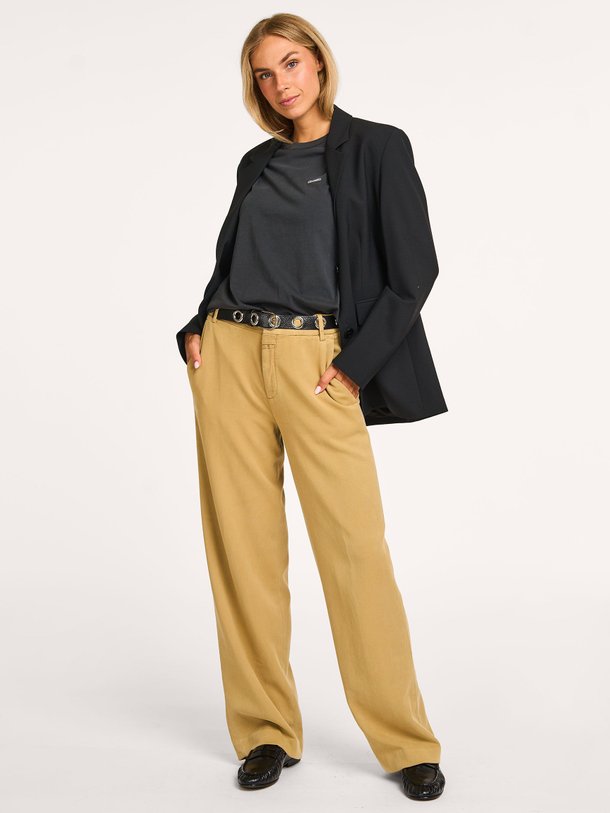 Ontdek de Jurdy organic cottonmix broek van Closed in de kleur beige bij Orangebag. Op werkdagen voor 21:45 besteld, morgen in huis.