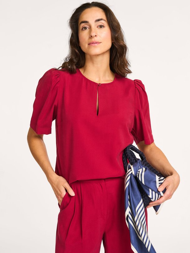 Ontdek de Fanya viscosemix top van Modstrom in de kleur rood bij Orangebag. Op werkdagen voor 21:45 besteld, morgen in huis.