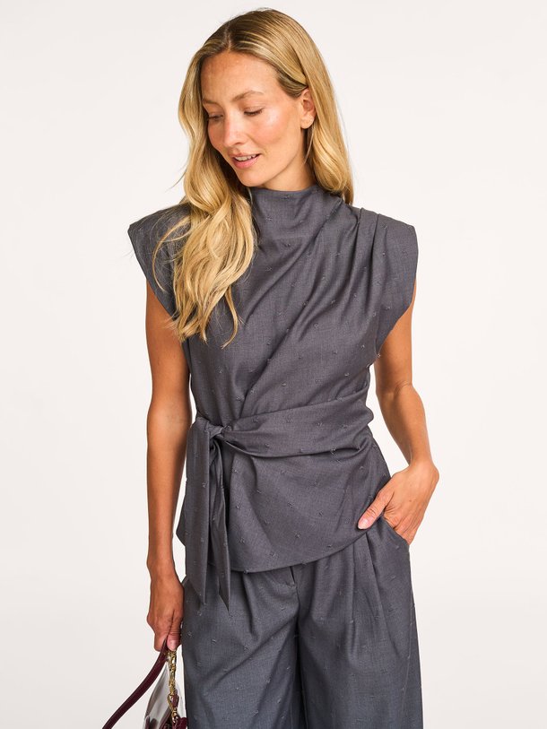 Ontdek de Saga viscosemix top van Co'Couture in de kleur donkergrijs bij Orangebag. Op werkdagen voor 21:45 besteld, morgen in huis.