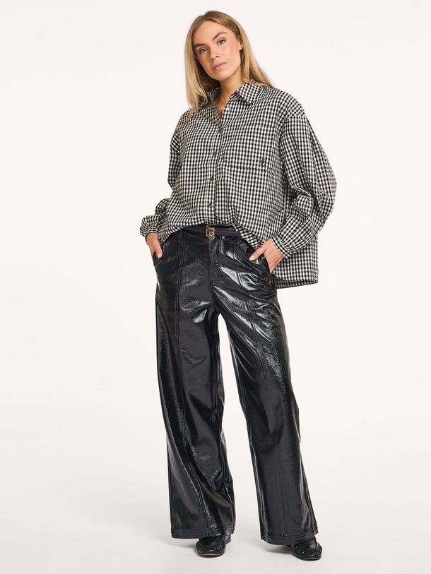 Ontdek de Katoenmix leatherlook broek van Frnch in de kleur zwart bij Orangebag. Op werkdagen voor 21:45 besteld, morgen in huis.