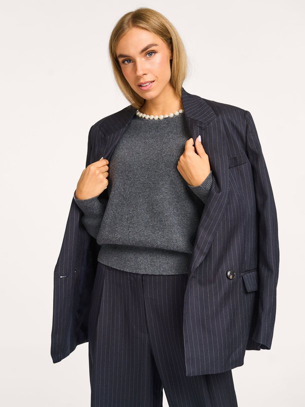 Ontdek de Inti wolmix trui van Essentiel Antwerp in de kleur donkergrijs bij Orangebag. Op werkdagen voor 21:45 besteld, morgen in huis.