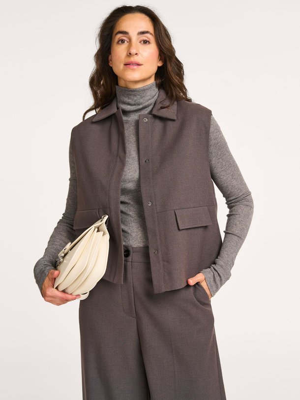 Ontdek de Primrosemd viscosemix gilet van Modstrom in de kleur grijs bij Orangebag. Op werkdagen voor 21:45 besteld, morgen in huis.