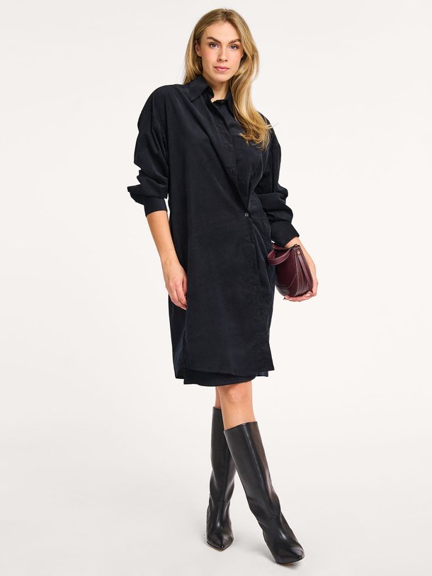 Ontdek de Gardena katoenen ribcord doorknoopjurk van Nathalie Vleeschouwer in de kleur donkerblauw bij Orangebag. Op werkdagen voor 21:45 besteld, morgen in huis.