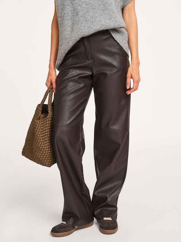 Ontdek de Naomi viscosemix leatherlook broek van Knit-ted in de kleur donkerbruin bij Orangebag. Op werkdagen voor 21:45 besteld, morgen in huis.