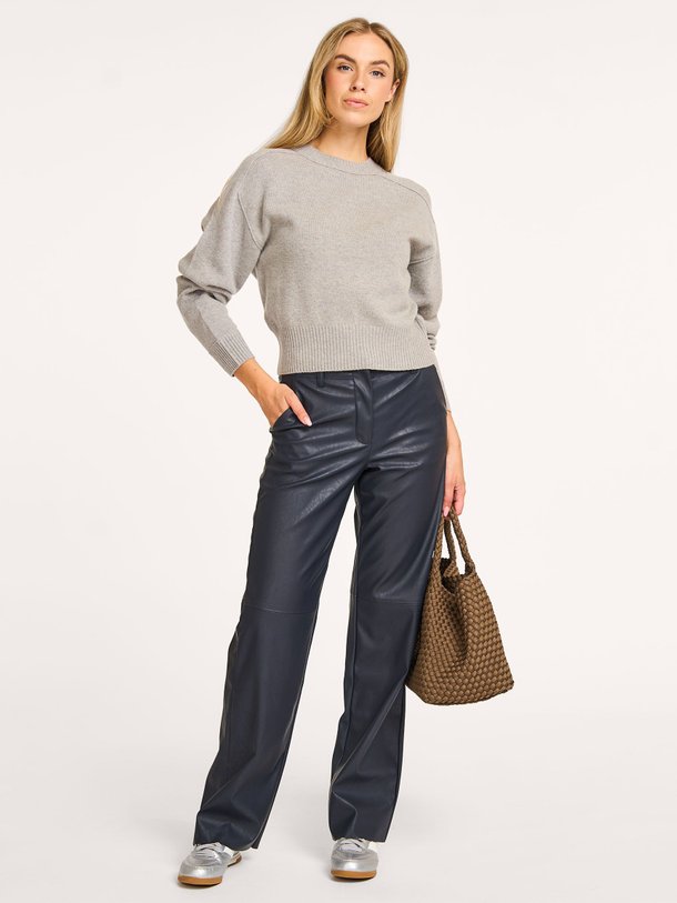Ontdek de Naomi viscosemix leatherlook broek van Knit-ted in de kleur donkerblauw bij Orangebag. Op werkdagen voor 21:45 besteld, morgen in huis.