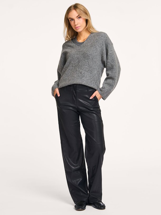 Ontdek de Naomi viscosemix leatherlook broek van Knit-ted in de kleur zwart bij Orangebag. Op werkdagen voor 21:45 besteld, morgen in huis.