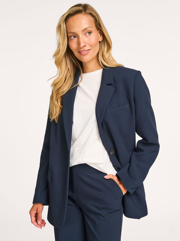 Ontdek de Gale rayonmix blazer van Modstrom in de kleur donkerblauw bij Orangebag. Op werkdagen voor 21:45 besteld, morgen in huis.