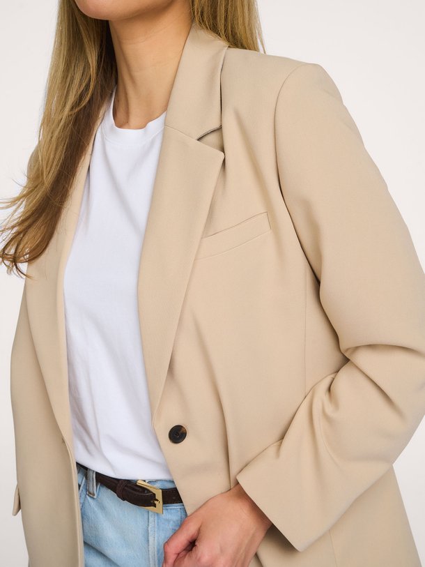 Modstrom Gale - Rayonmix Long Fit Blazer - Zand Ontdek de Gale rayonmix long fit blazer van Modstrom in de kleur zand bij Orangebag. Op werkdagen voor 21:45 besteld, morgen in huis.
