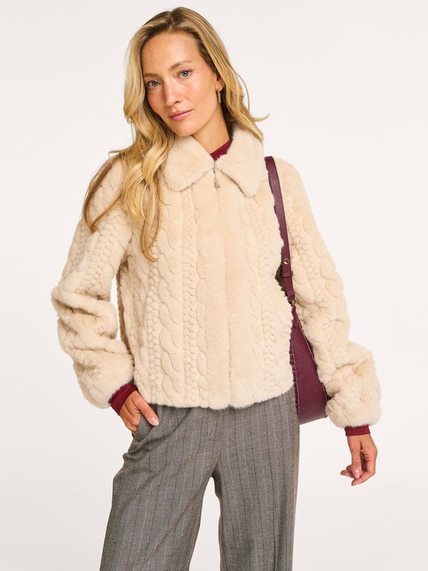 Ontdek de Elisa fake fur jas van La Fee Maraboutee in de kleur ecru bij Orangebag. Op werkdagen voor 21:45 besteld, morgen in huis.