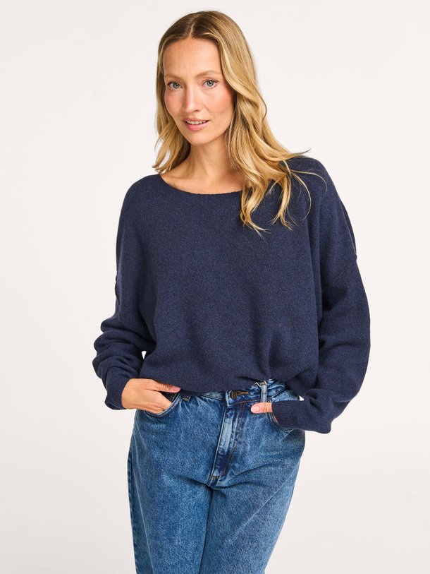 Ontdek de Damsville wolmix gemêleerde trui van American Vintage in de kleur donkerblauw bij Orangebag. Op werkdagen voor 21:45 besteld, morgen in huis.