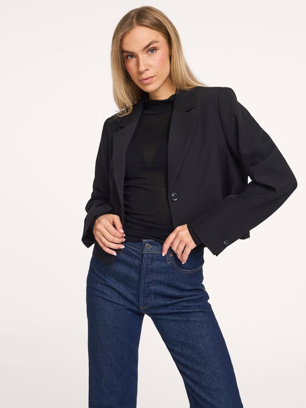 Ontdek de Salaney viscosemix cropped blazer van Samsoe Samsoe in de kleur zwart bij Orangebag. Op werkdagen voor 21:45 besteld, morgen in huis.