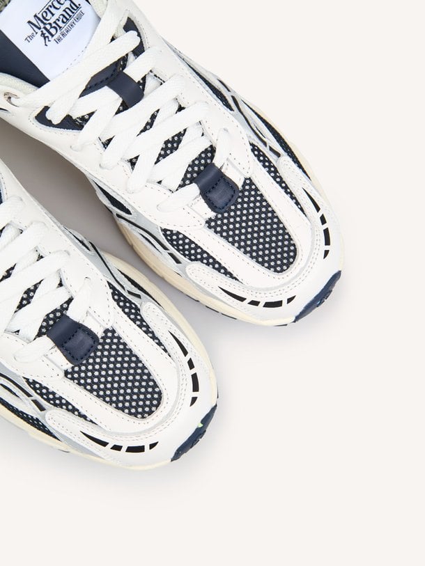 Ontdek de The Re-Run lederen sneakers met mesh van Mercer Amsterdam in de kleur donkerblauw bij Orangebag. Op werkdagen voor 21:45 besteld, morgen in huis.