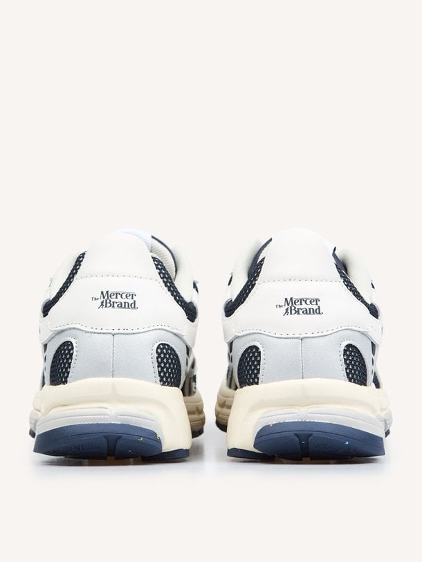 Ontdek de The Re-Run lederen sneakers met mesh van Mercer Amsterdam in de kleur donkerblauw bij Orangebag. Op werkdagen voor 21:45 besteld, morgen in huis.