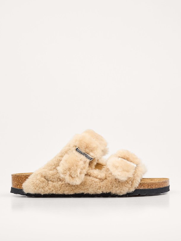 Ontdek de Arizona nubuck shearling slippers van Birkenstock in de kleur zand bij Orangebag. Op werkdagen voor 21:45 besteld, morgen in huis.