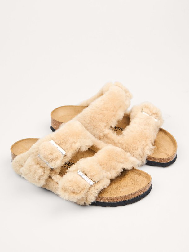 Ontdek de Arizona nubuck shearling slippers van Birkenstock in de kleur zand bij Orangebag. Op werkdagen voor 21:45 besteld, morgen in huis.
