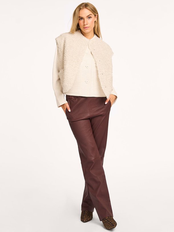 Ontdek de Joshie geweven teddy gilet van Knit-ted in de kleur crème bij Orangebag. Op werkdagen voor 21:45 besteld, morgen in huis.