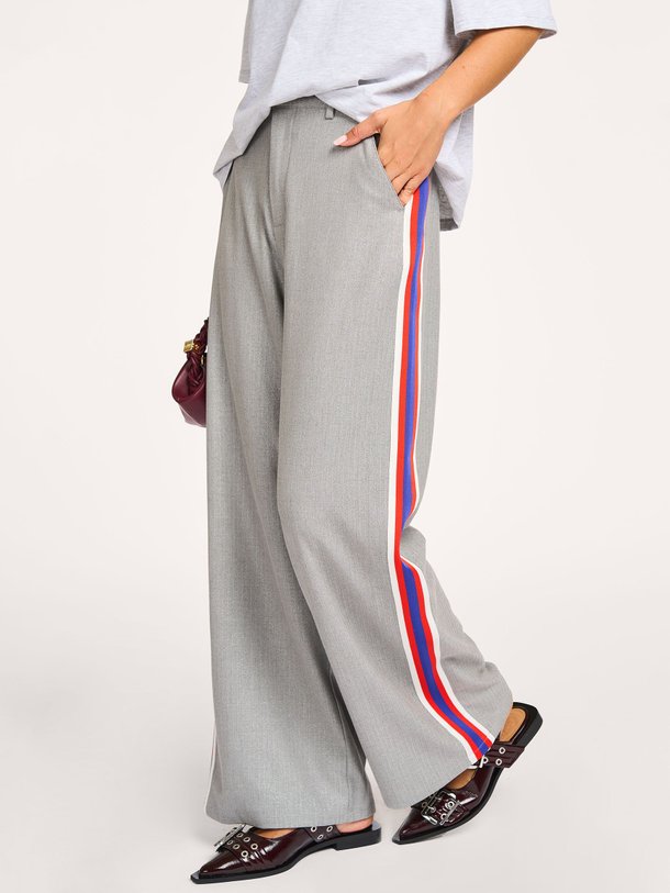 Ontdek de Viscosemix broek met bies van Alix The Label in de kleur grijs bij Orangebag. Op werkdagen voor 21:45 besteld, morgen in huis.