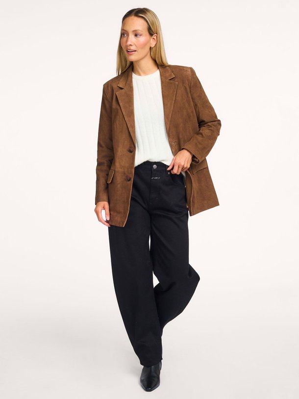 Ontdek de Tara suède blazer van My Essential Wardrobe in de kleur cognac bij Orangebag. Op werkdagen voor 21:45 besteld, morgen in huis.