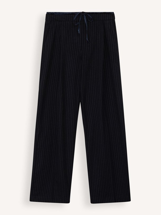 Ontdek de Turin viscosemix broek met krijtstreep van Bellerose in de kleur donkerblauw bij Orangebag. Op werkdagen voor 21:45 besteld, morgen in huis.