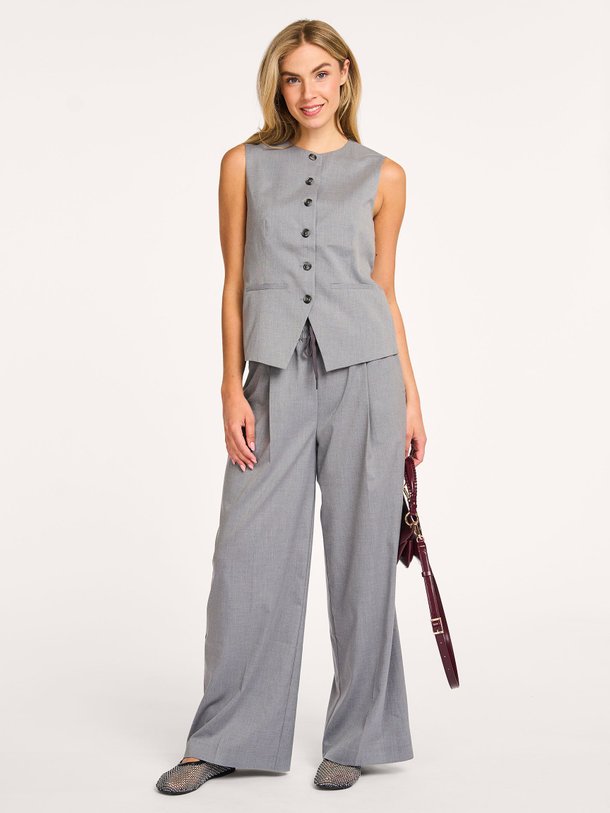 Ontdek de Saruma viscosemix gilet van Samsoe Samsoe in de kleur grijs bij Orangebag. Op werkdagen voor 21:45 besteld, morgen in huis.