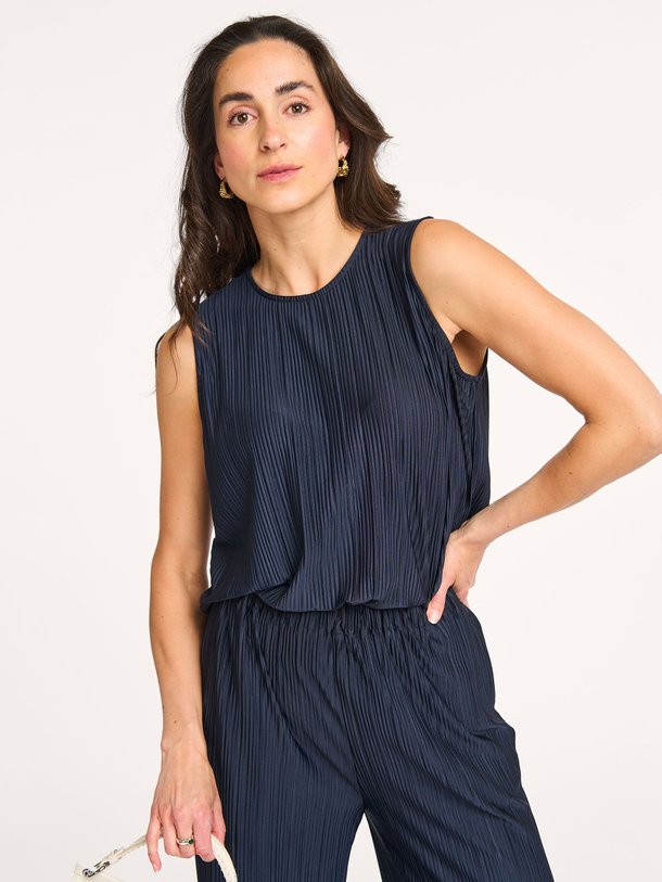 Samsoe Samsoe Sauma - Geweven Plissé Top - Donkerblauw Ontdek de Sauma geweven plissé top van Samsoe Samsoe in de kleur donkerblauw bij Orangebag. Op werkdagen voor 21:45 besteld, morgen in huis.