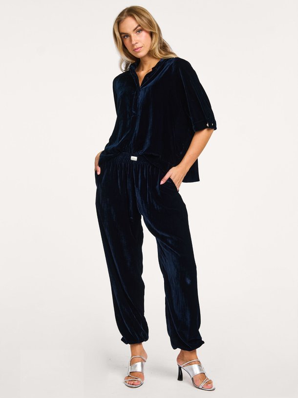 Ontdek de Mighty katoenmix velourse broek van Sea Me Happy in de kleur donkerblauw bij Orangebag. Op werkdagen voor 21:45 besteld, morgen in huis.