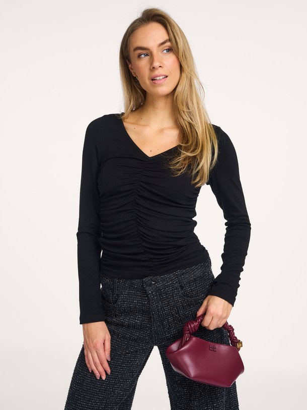 Ontdek de Giggo viscosemix top van My Essential Wardrobe in de kleur zwart bij Orangebag. Op werkdagen voor 21:45 besteld, morgen in huis.