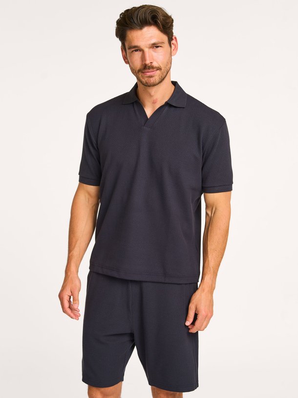 Ontdek de Acayo katoenmix polo van Drykorn in de kleur donkerblauw bij Orangebag. Op werkdagen voor 21:45 besteld, morgen in huis.