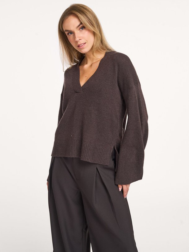 Ontdek de Huxi wol/cashmeremix trui van My Essential Wardrobe in de kleur donkerbruin bij Orangebag. Op werkdagen voor 21:45 besteld, morgen in huis.