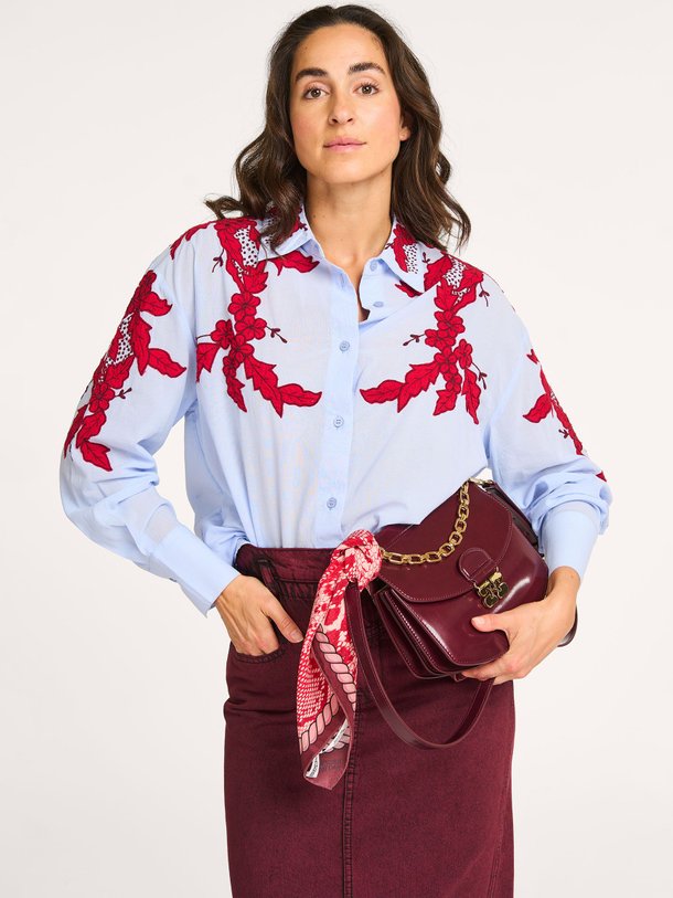 Ontdek de Inglewood katoenen blouse met borduursel van Essentiel Antwerp in de kleur blauw bij Orangebag. Op werkdagen voor 21:45 besteld, morgen in huis.