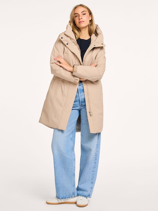 Ontdek de Eline geweven technische parka van Elvine in de kleur beige bij Orangebag. Op werkdagen voor 21:45 besteld, morgen in huis.