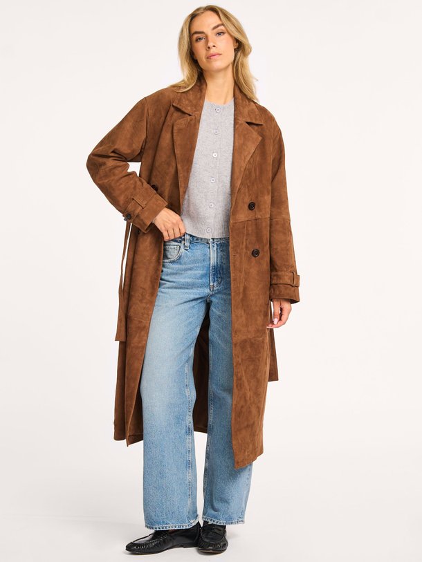 Ontdek de Lily suède mantel van Studio AR in de kleur bruin bij Orangebag. Op werkdagen voor 21:45 besteld, morgen in huis.