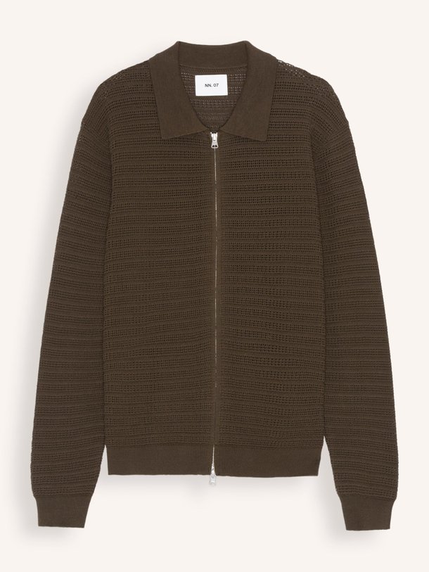 Ontdek de Gustav organic cotton vest van NN.07 in de kleur donkerbruin bij Orangebag. Op werkdagen voor 21:45 besteld, morgen in huis.