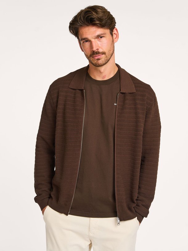 Ontdek de Gustav organic cotton vest van NN.07 in de kleur donkerbruin bij Orangebag. Op werkdagen voor 21:45 besteld, morgen in huis.