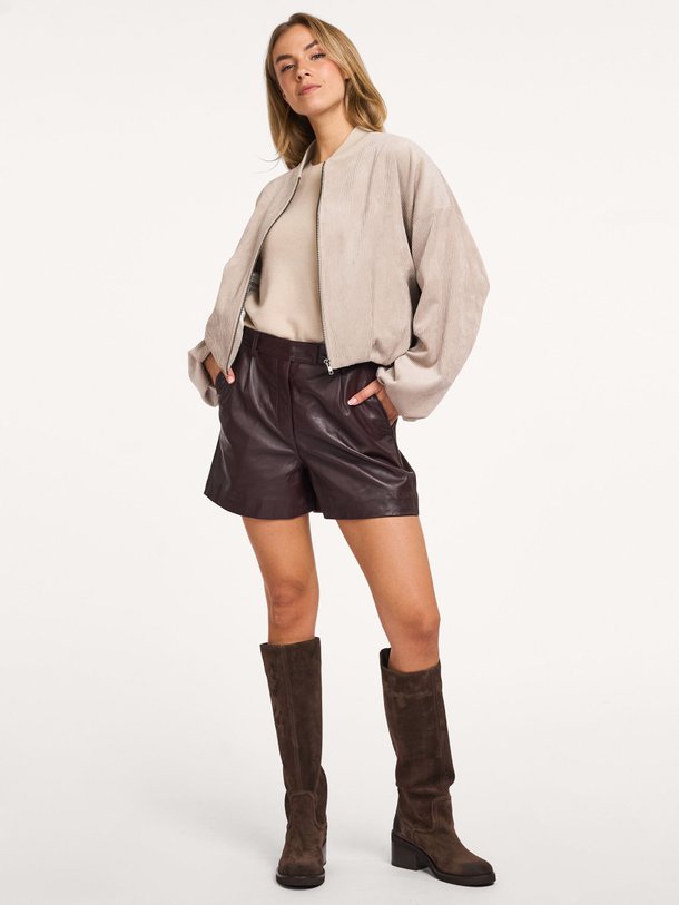 Ontdek de Philo lederen short van Dna in de kleur bordeauxrood bij Orangebag. Op werkdagen voor 21:45 besteld, morgen in huis.