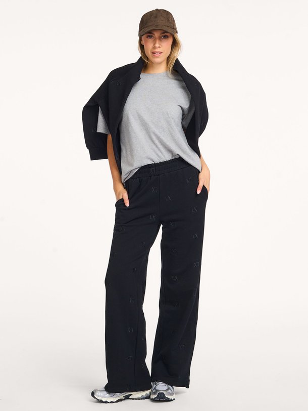 Ontdek de Katoenen joggingbroek met borduursel van Alix The Label in de kleur zwart bij Orangebag. Op werkdagen voor 21:45 besteld, morgen in huis.