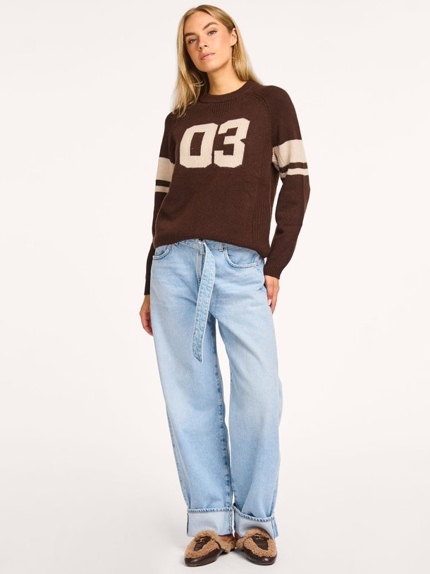 Ontdek de Cobe cashmere trui met dessin van ba-sh in de kleur donkerbruin bij Orangebag. Op werkdagen voor 21:45 besteld, morgen in huis.