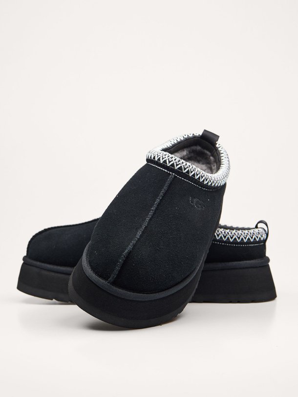 Ontdek de Tazz suède instappers van Ugg in de kleur zwart bij Orangebag. Op werkdagen voor 21:45 besteld, morgen in huis.