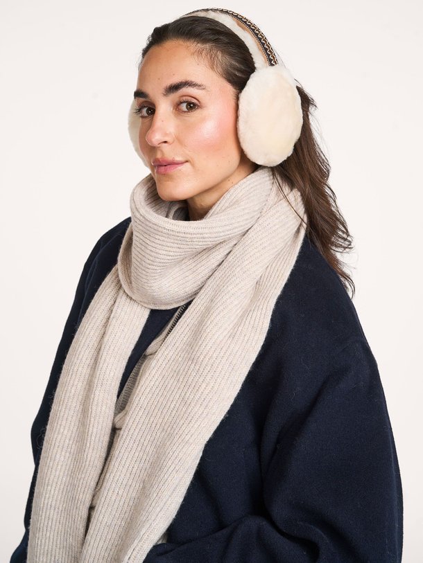 Ontdek de Shearling oorwarmers van Ugg in de kleur crème bij Orangebag. Op werkdagen voor 21:45 besteld, morgen in huis.