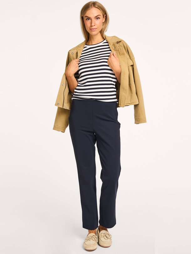 Ontdek de Alaska bonded travel jersey broek van Studio Anneloes in de kleur donkerblauw bij Orangebag. Op werkdagen voor 21:45 besteld, morgen in huis.