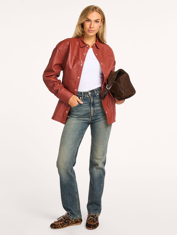 Ontdek de Porter lederen overshirt van Lois in de kleur steenrood bij Orangebag. Op werkdagen voor 21:45 besteld, morgen in huis.