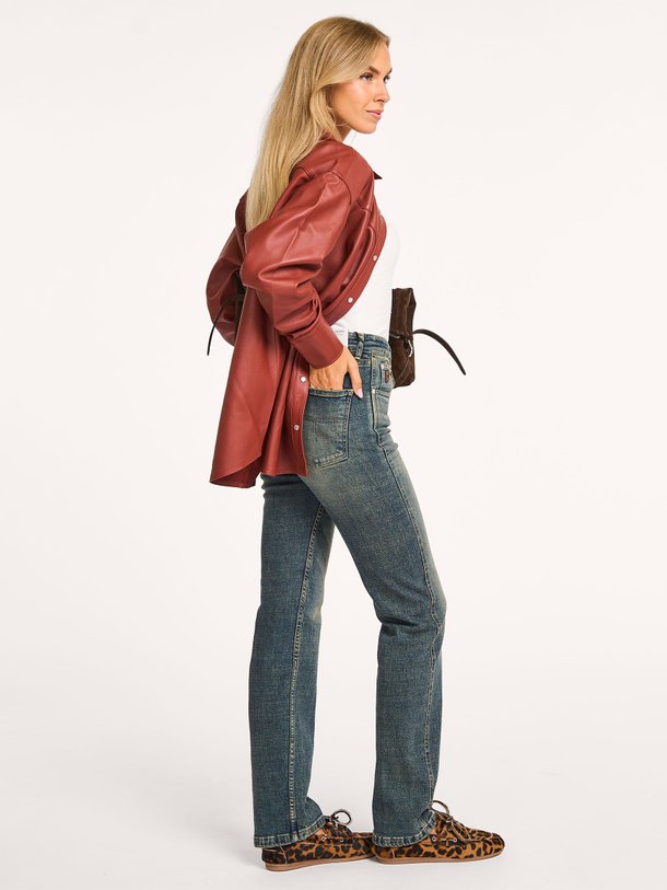 Ontdek de Porter lederen overshirt van Lois in de kleur steenrood bij Orangebag. Op werkdagen voor 21:45 besteld, morgen in huis.