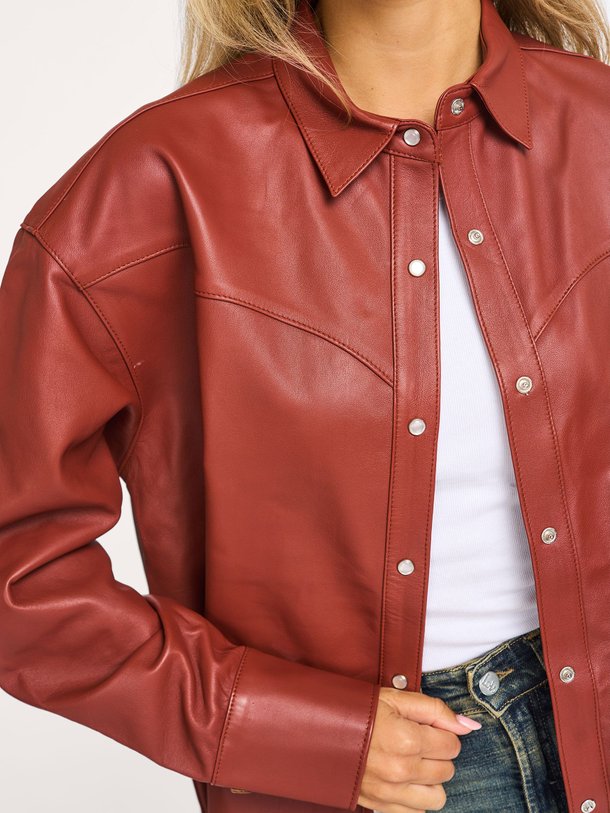 Ontdek de Porter lederen overshirt van Lois in de kleur steenrood bij Orangebag. Op werkdagen voor 21:45 besteld, morgen in huis.