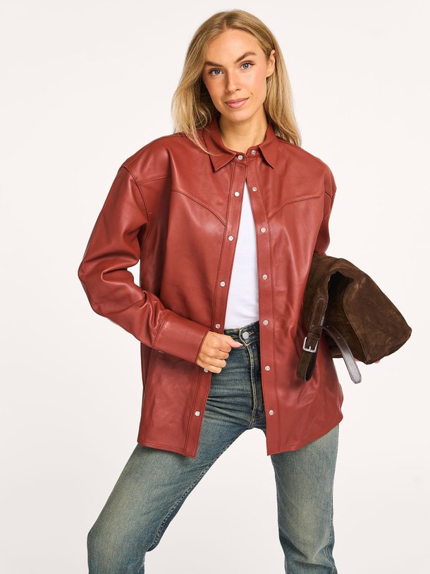 Ontdek de Porter lederen overshirt van Lois in de kleur steenrood bij Orangebag. Op werkdagen voor 21:45 besteld, morgen in huis.