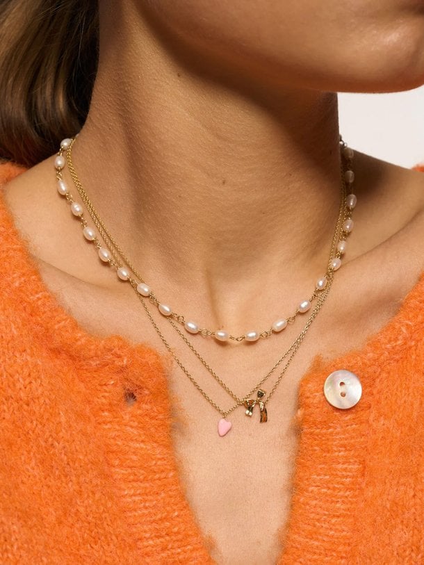 Ontdek de Clutching vergulde halsketting met parels van Anna + Nina in de kleur goudkleur bij Orangebag. Op werkdagen voor 21:45 besteld, morgen in huis.